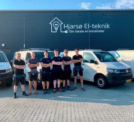 Elektriker team foran firmabiler - el-renovering